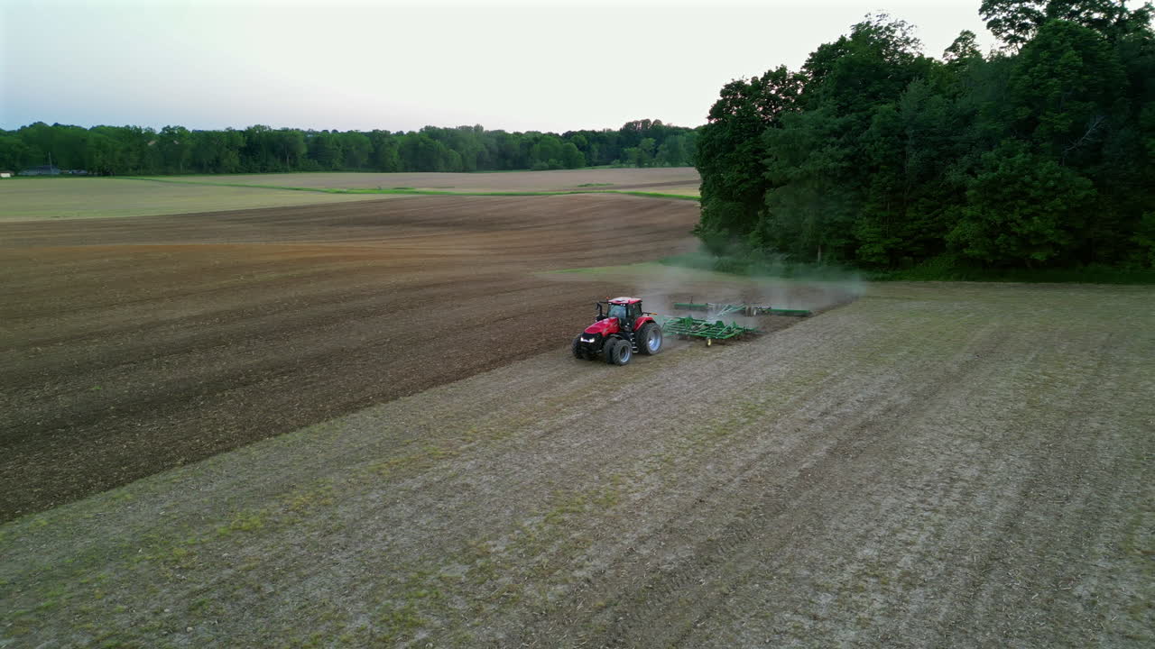재배기 를 탑재 한 트랙터 가  을 고 있는 공중 영상