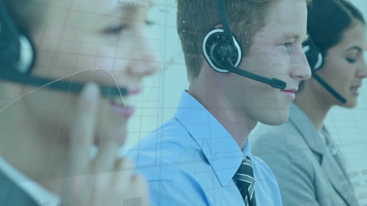 анимация кавказских консультантов женского и мужского пола с наушниками, работающих в офисе