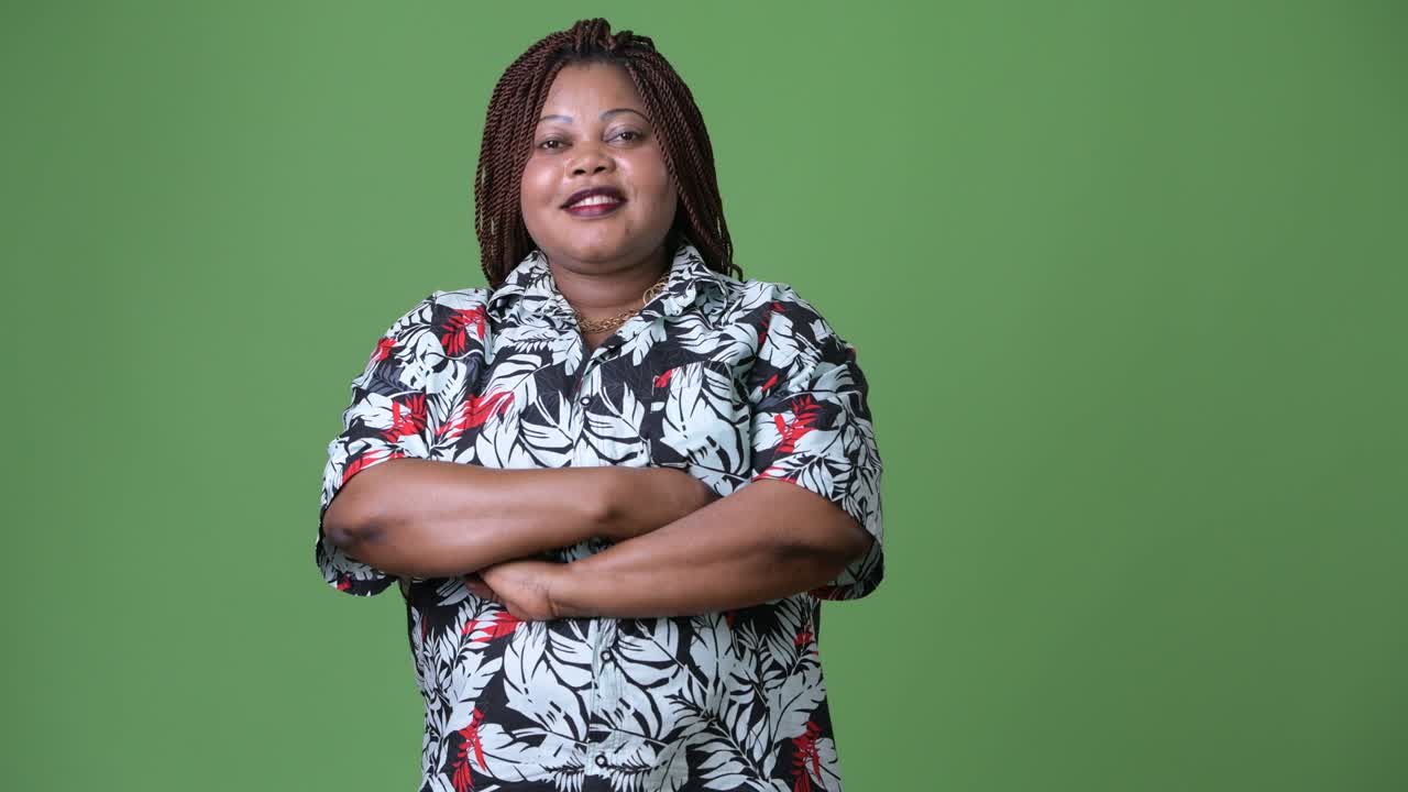 mujer africana hermosa con sobrepeso contra un fondo verde