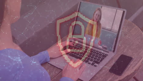 seguridad digital animada y concepto de conexión global a través de una mujer de video llamada.