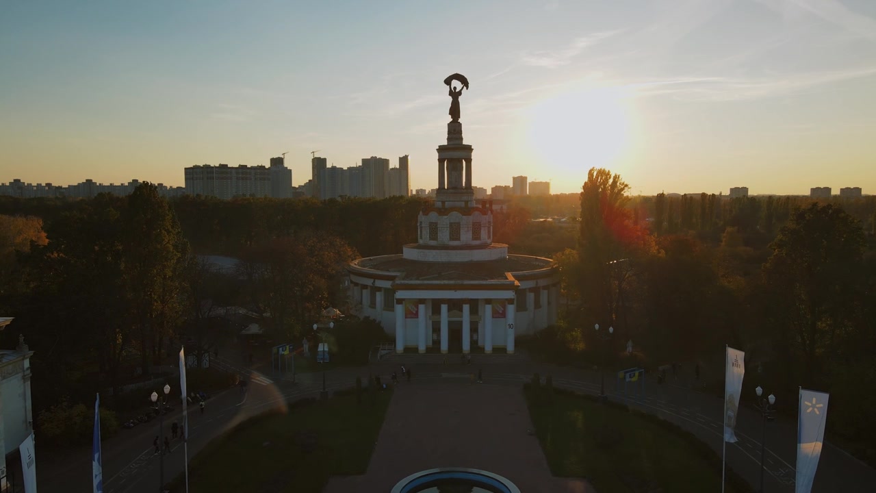 Ripresa con drone in avvicinamento al padiglione della rotonda centrale con statua sulla guglia presso VDNH Kiev