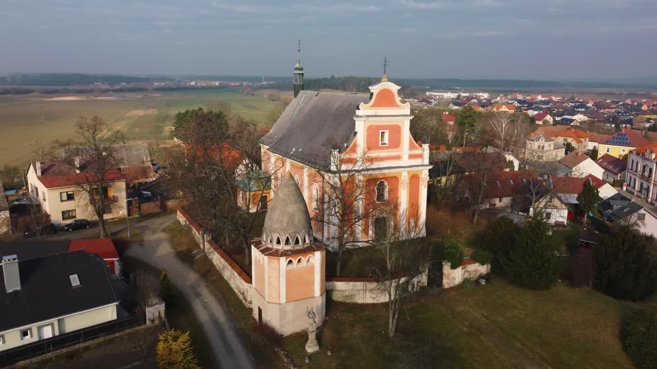 바로크 스트리트 주위를 공전하는 공중선