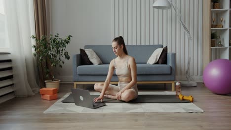 mujer haciendo yoga en casa