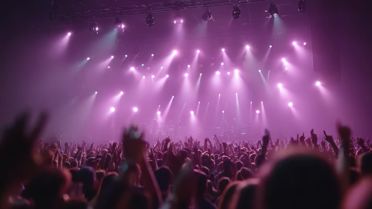 Una experiencia de música en vivo cautivadora: un público enérgico disfruta del ambiente bajo las vibrantes luces del escenario en un gran concierto