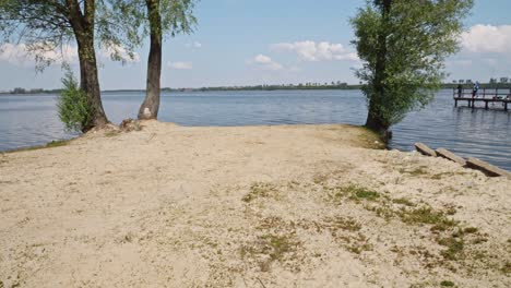 Sandy-Beach-at-lake-Jezioro-Duże-Żnińskie-in-Żnin,-Poland