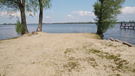 playa de arena en el lago jezioro duże żnińskie en żnin, polonia