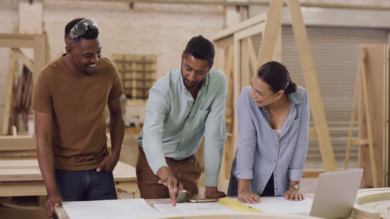 equipo discutiendo los planes del proyecto en un taller