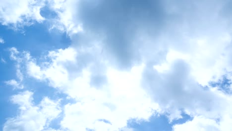 wolken hemel time lapse, wolken bewegen en zonlicht 4k resolutie video