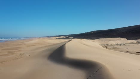 vista aérea de las dunas de arena en la costa de sudáfrica