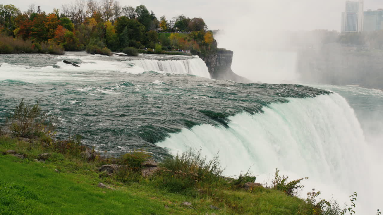 Rzeka Niagara wpływa do nurtu Wodospadu Niagara