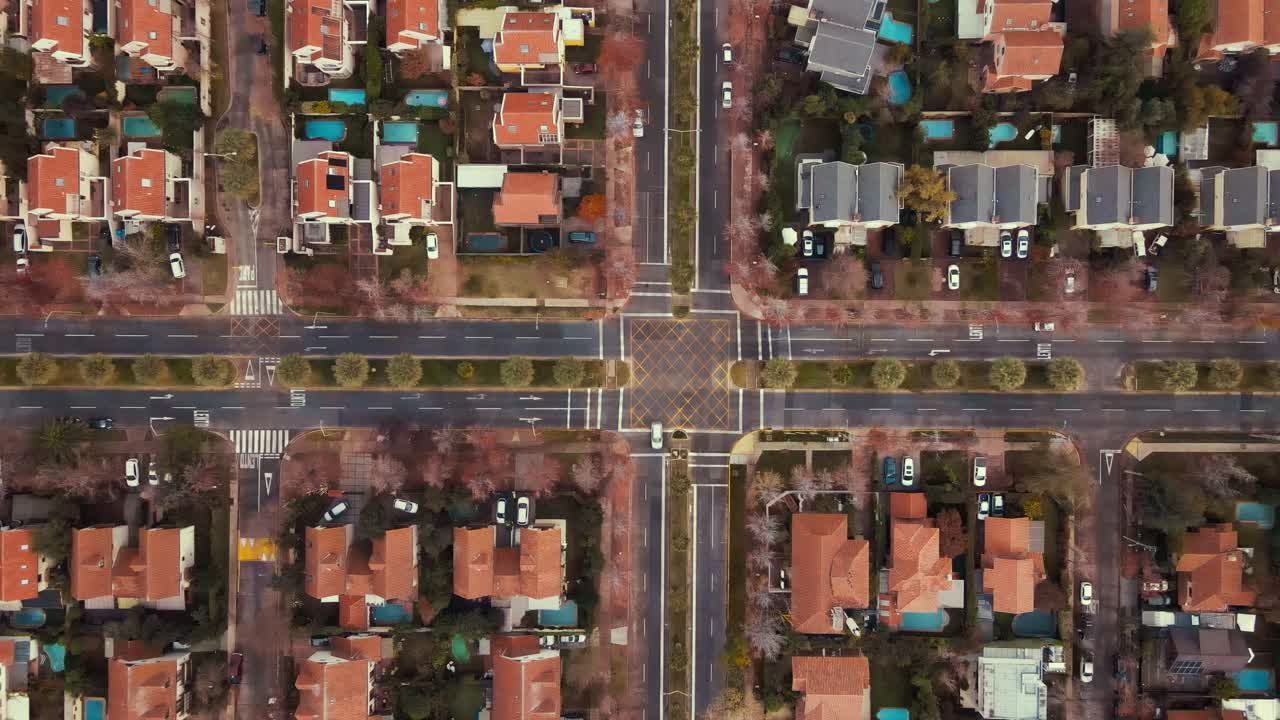 격리-4k 중간에 있는 교외의 교차로 위로 올라가는 위성 보기