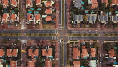 vista satelital ascendiendo sobre la intersección en los suburbios en medio de la cuarentena-4k