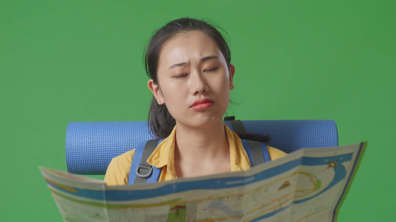 지도 를 보고 있는 여자