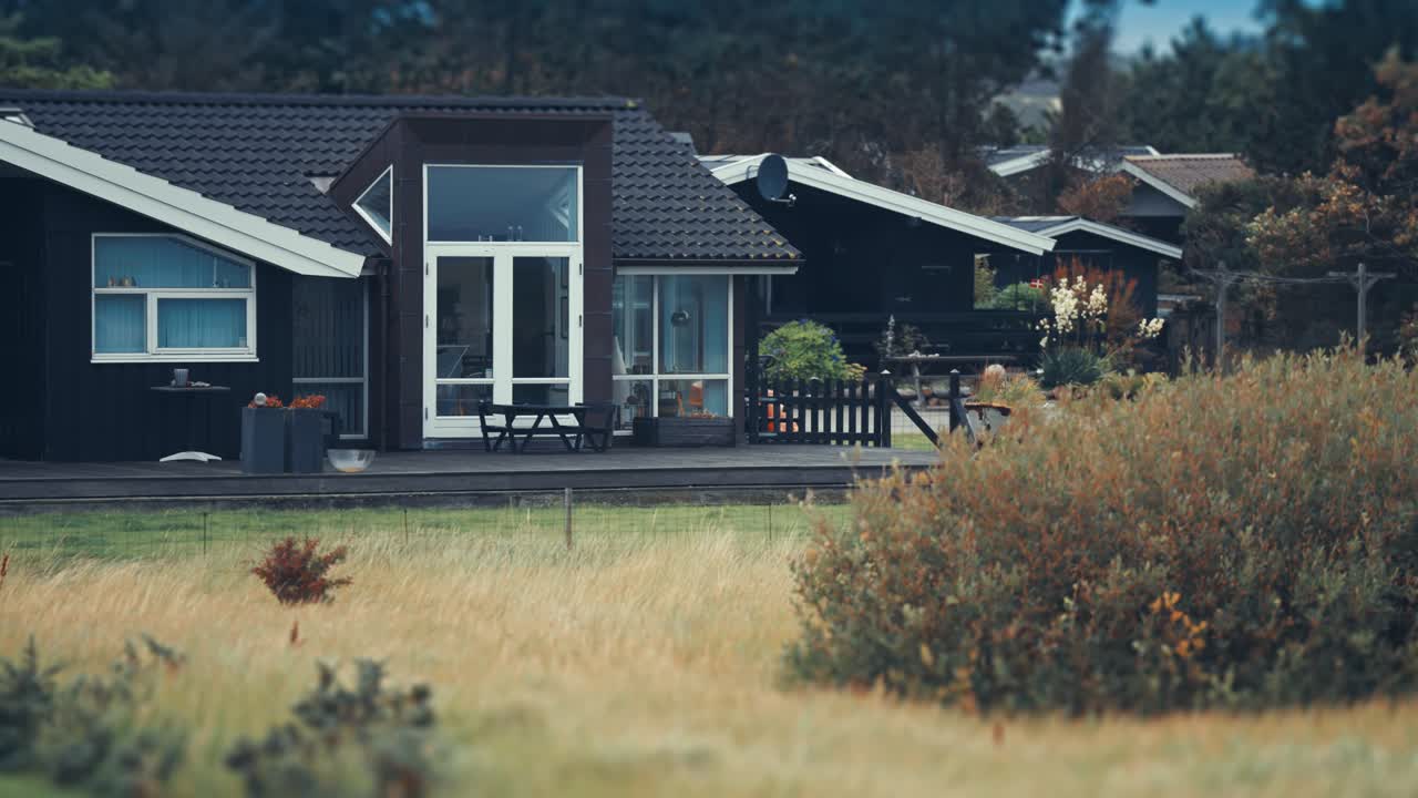 Moderne hytter i den lille feriebyen på den danske kysten