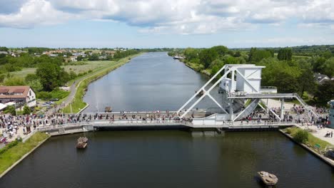 Drohnenaufnahme-Einer-Parade-Auf-Der-Pegasusbrücke-In-Der-Normandie