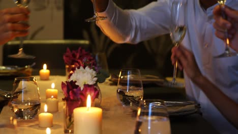 grupo de amigos brindando copas de vino durante la cena 4k