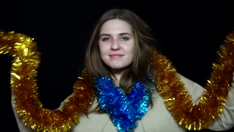 joven feliz con decoraciones de navidad