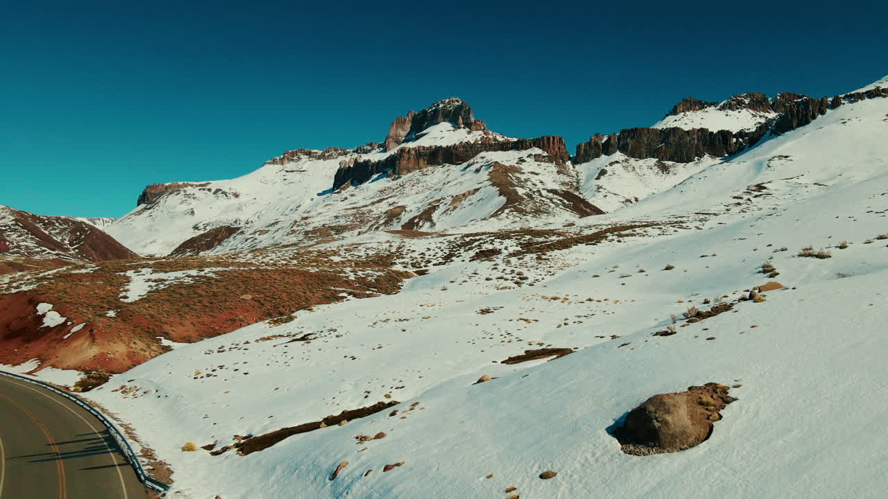 maravillosas montañas cubiertas de nieve en el paso pehuenche, que conecta argentina y chile, ofreciendo un espectacular y sereno panorama alpino