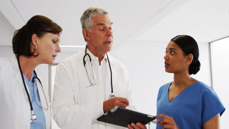 médicos y enfermeras discutiendo en una tableta digital