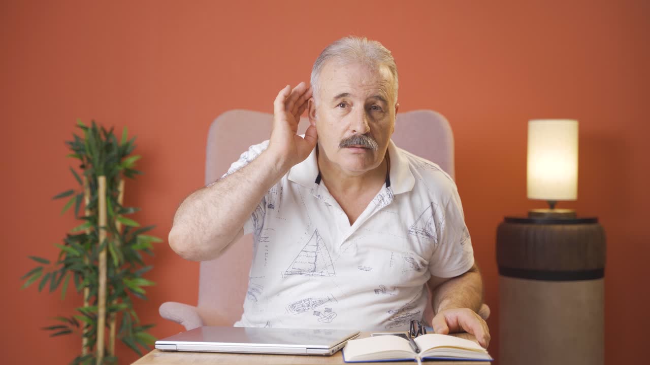 un anciano con un problema de audición.