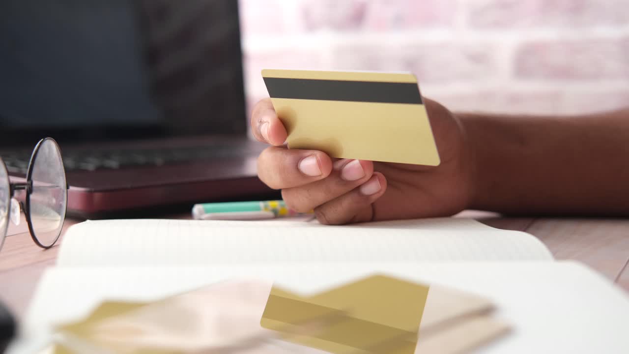 persona titular de una tarjeta de crédito