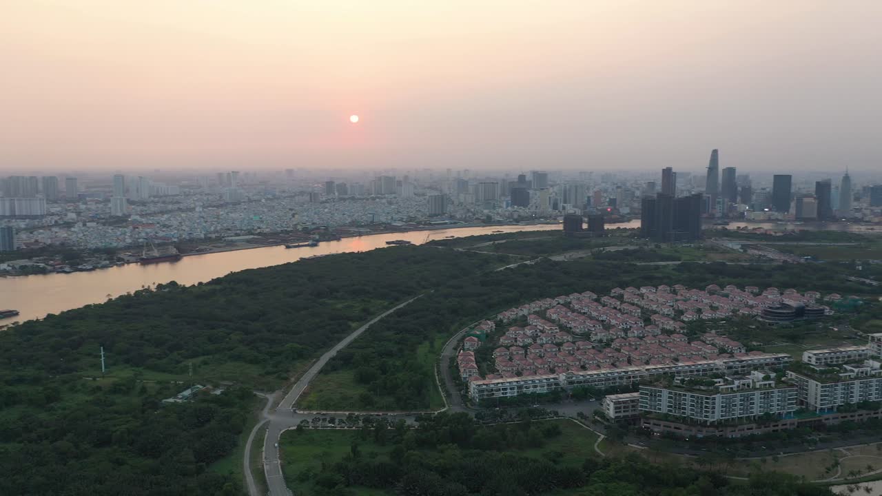 el puerto marítimo del río saigon al atardecer.