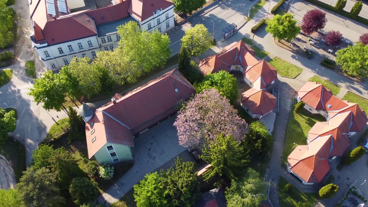 Fantastisk utsikt over hustak, trær, luftfoto ovenfra av den gamle byen Kapuvar, Ungarn