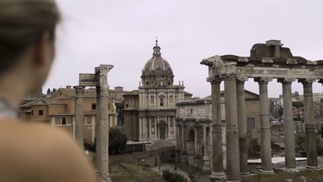 Niña-Mirando-Las-Antiguas-Ruinas-Romanas