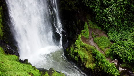 üppiges-Grün-Umgibt-Einen-Wasserfall-In-Baños,-Ecuador,-Lebendig-Und-Ruhig