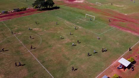 Luftaufnahme-Von-Fußballspielern,-Angriff-Gegen-Verteidigung