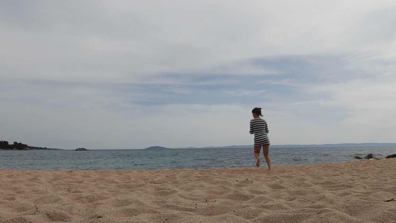 아름 다운 예쁜 젊은 여자 해변 sithonia, 그리스, 정적에 춤