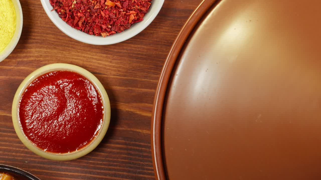 cocina marroquí vista superior. tajine, plato tradicional hecho de cordero y berenjena. cultura de oriente medio. couscous con carne de cordeño de primer plano, arroz delicioso. comida casera.