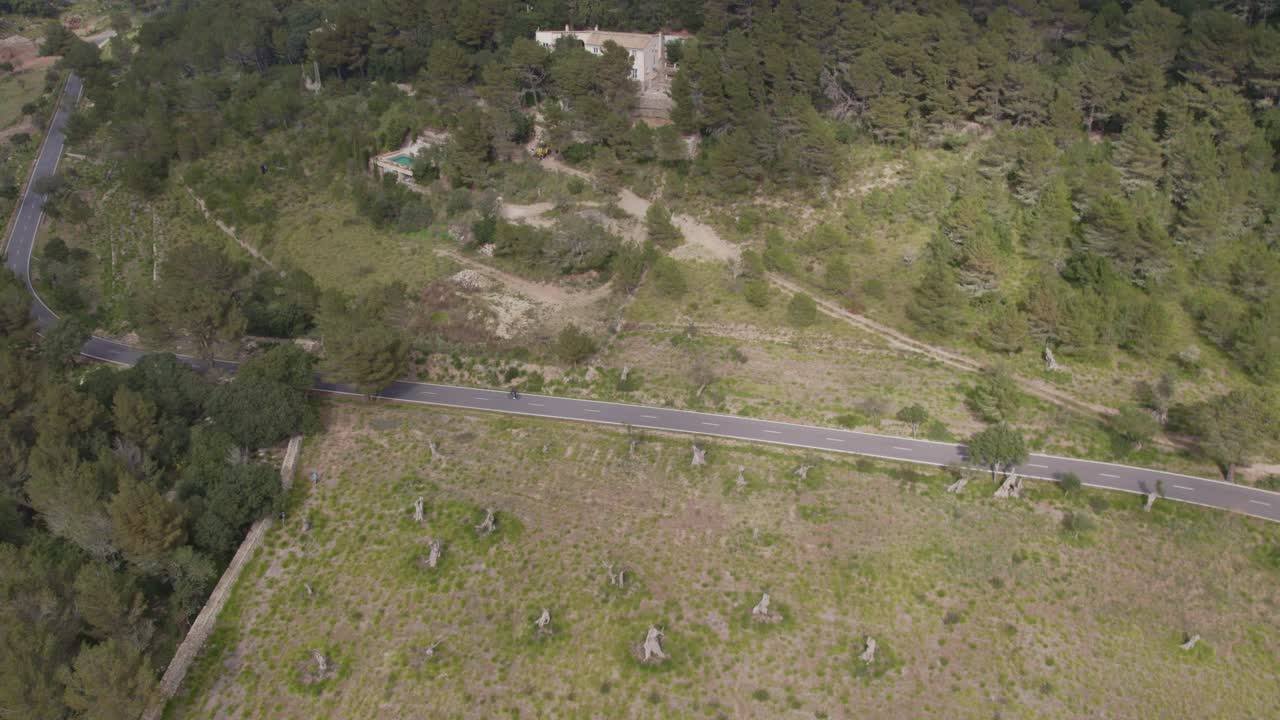 vista aérea de una pequeña carretera de montaña en la isla de mallorca durante el día