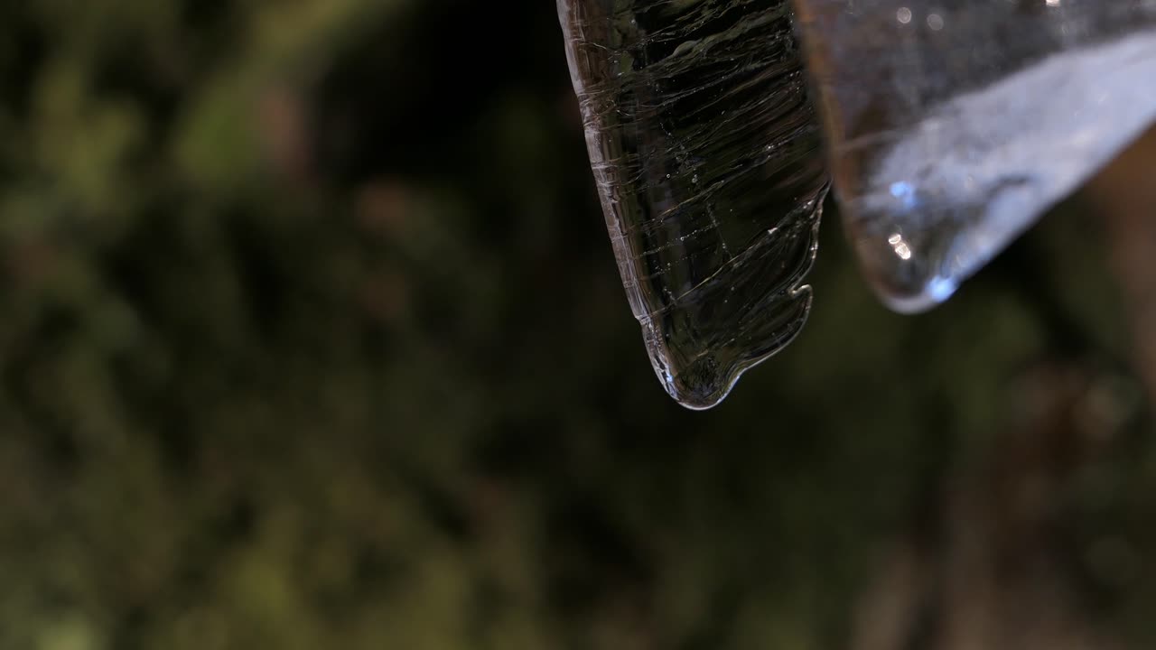 gotas de agua goteando hielo, primer plano macro de derretimiento de hielo