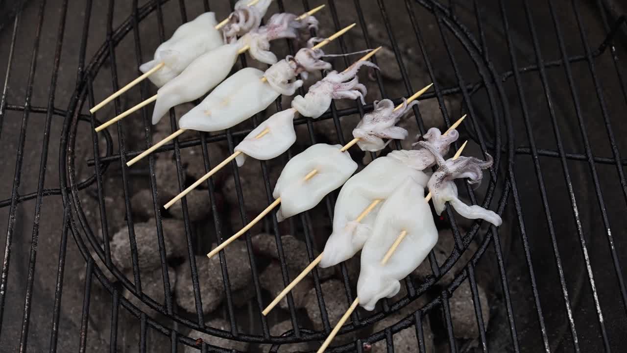 나무 석탄 그릴 에 인 오징어 스피어