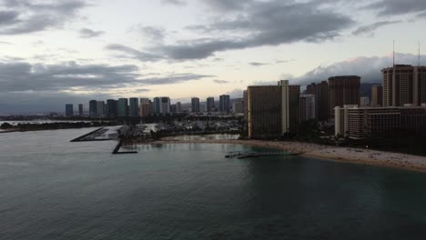 Toma-De-Dron-De-Grúa-Cinematográfica-De-4k-Del-Lado-Noroeste-De-Waikiki-Y-El-Puerto-Deportivo-En-Oahu-Durante-La-Puesta-De-Sol