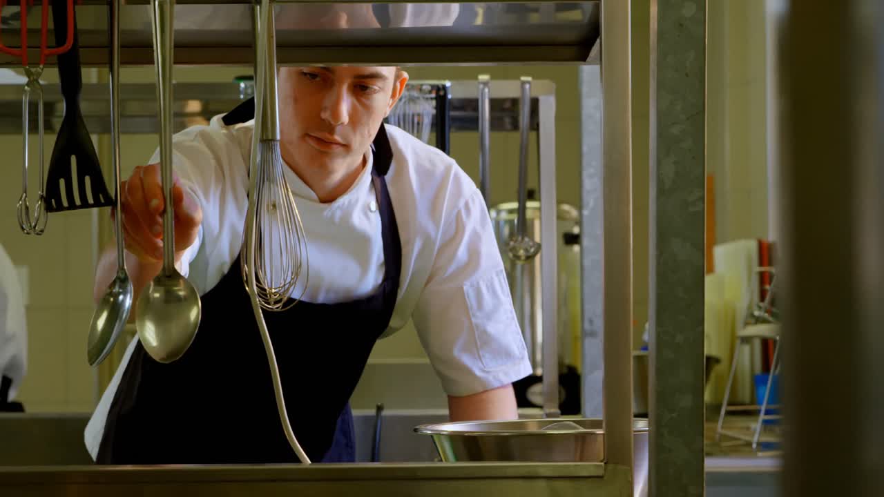 キッチンで働く男性シェフ 4k