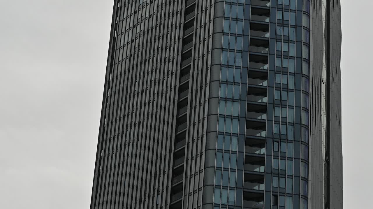 volando detrás de los pisos altos, el muelle de canary, londres, reino unido