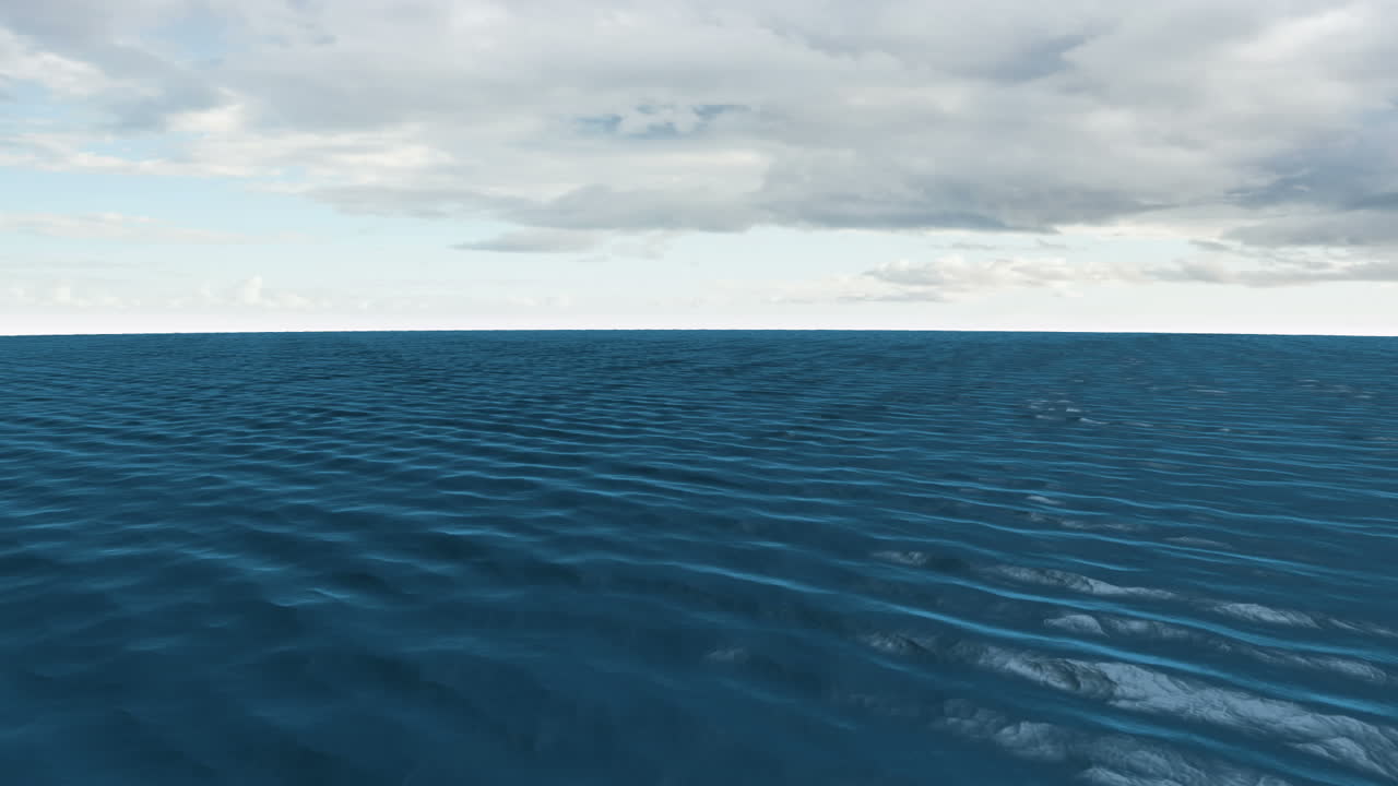 구름이 가득한 하늘 아래의 여전히 파란 바다