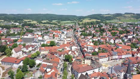 Luftaufnahme-Der-Hessischen-Stadt-Schlüchtern-An-Einem-Sonnigen-Sommertag