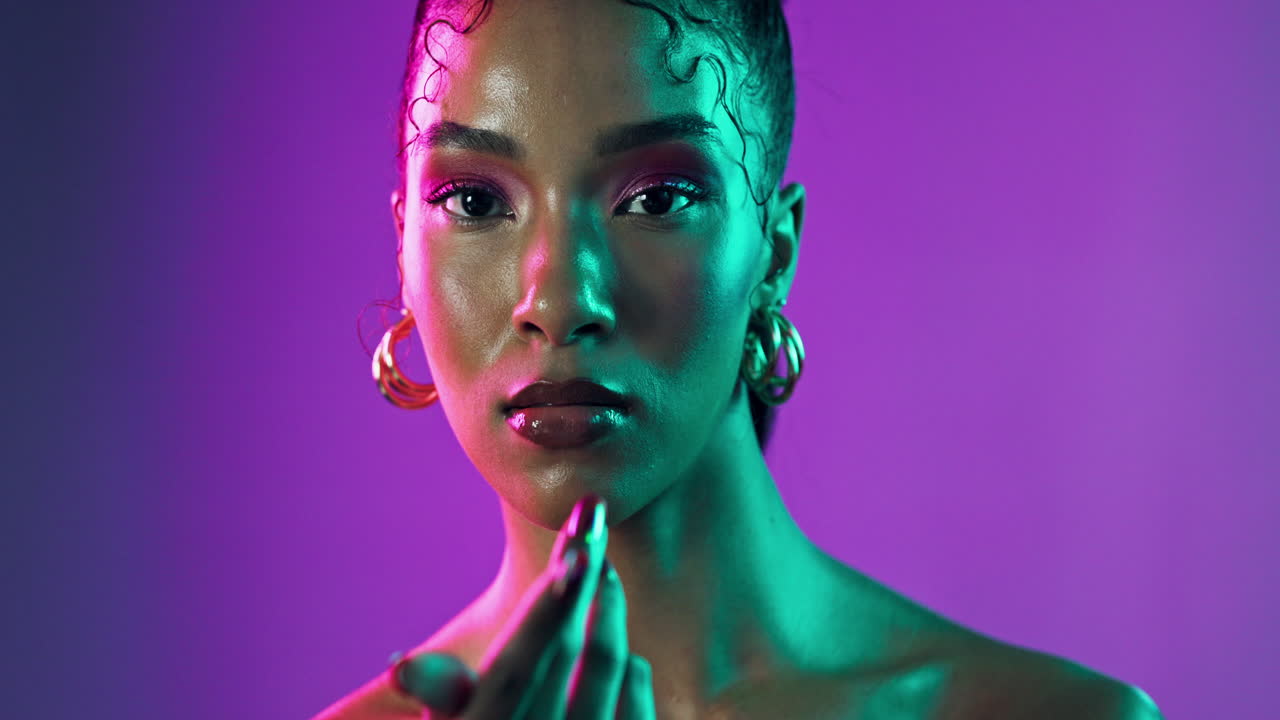 elegante retrato de una mujer con iluminación de neón