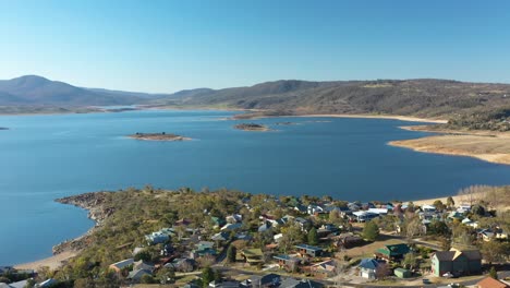 Una-Excelente-Vista-Aérea-Del-Lago-Jindabyne-En-Nueva-Gales-Del-Sur,-Australia