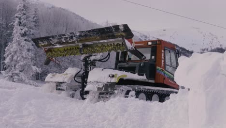 Snowcat-clean-the-ski-slopes-after-a-heavy-snowfall