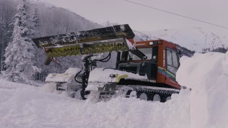 Snowcat-Limpia-Las-Pistas-De-Esquí-Después-De-Una-Fuerte-Nevada