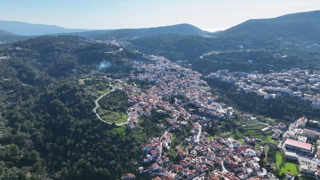 Filmagem aérea de uma vila grega tradicional na ilha de Samos, Grécia