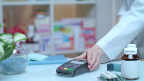 Kreditzahlung-In-Der-Apotheke.-Elektronische-Zahlung-In-Der-Apotheke.-POS-Terminal