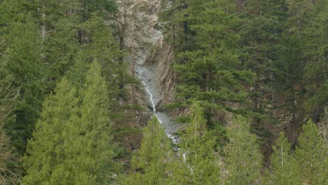 Deslizamiento-De-Tierra-O-Desastre-Natural-De-Deslizamiento-De-Tierra-En-Un-Bosque-De-Ladera-De-La-Montaña,-Todavía-Disparado