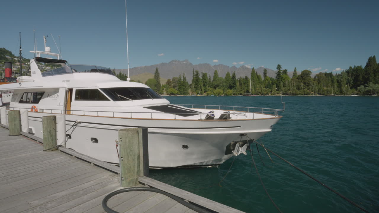 Yacht ormeggiato nella marina a Queenstown, Isola del Sud, Nuova Zelanda