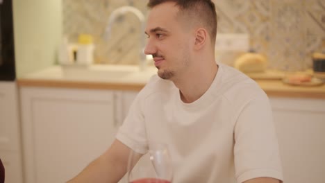 una pareja enamorada haciendo un sándwich en la cocina de la sala de estar