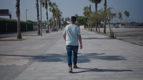 hombre caminando por una calle de la ciudad